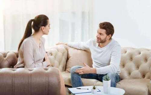 Par i sofa taler sammen