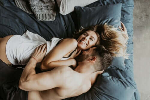 Par i seng nyder hinanden