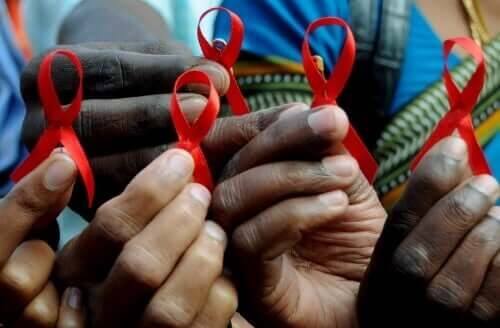 Røde sløjfer markerer den Internationale AIDS-dag