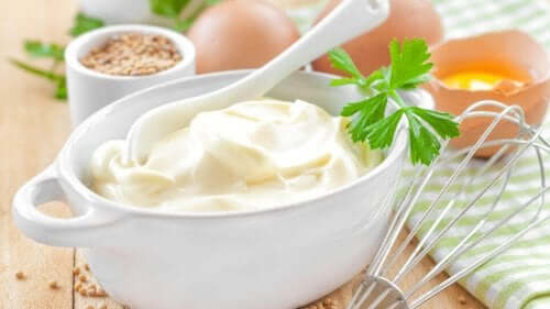 Hjemmelavet mayonnaise i skål