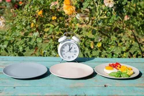 Tallerkener foran ur symboliserer fem måltider om dagen