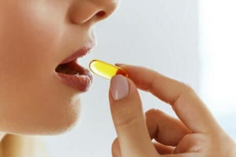 En kvinde, der tager vitamin K