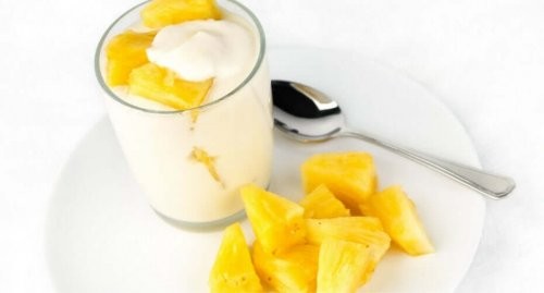 Yoghurt med frugt som dessert 