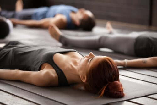 Afslapningsteknikker udføres af personer, der ligger på gulv