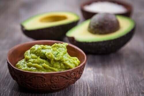 Kaloriefattig salatdressing med avocado og agurk