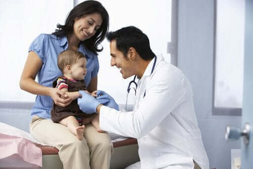 Læge tjekker baby for nefrotisk syndrom hos børn