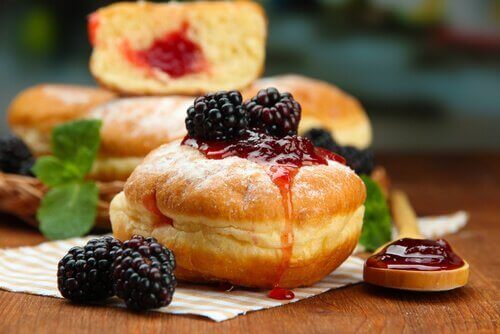 Donut med bær på toppen