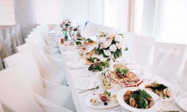 Et bord dækket op til en bryllupsmenu