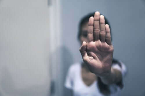 Kvinde med hånd foran ansigt vil anmelde en voldelig elsker