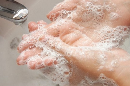 Person vasker hænder med sæbe