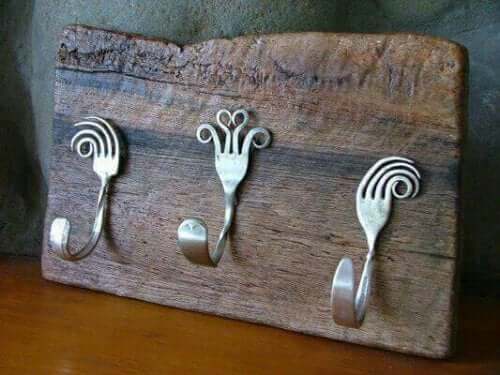 Gamle gafler er fremragende til fremstilling af en rustik knagerække