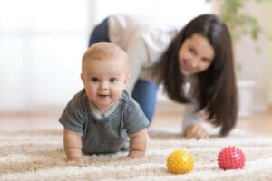 Tips til at opmuntre en baby til at kravle