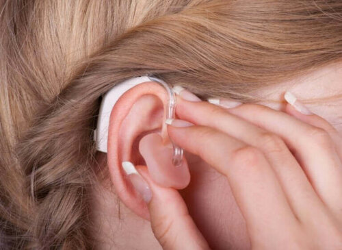 Kvinde med høreapparat