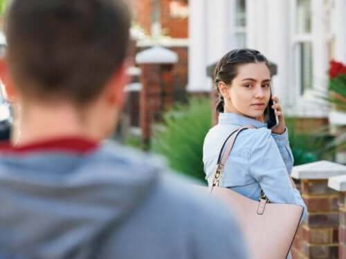 Et symptom på posttraumatisk stress i forbindelse med voldsramt kvinde syndrom er overdreven årvågenhed, især når de er på gaden, fordi de tror, at deres misbruger følger efter dem