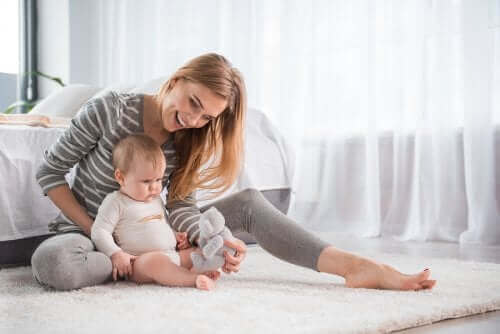Mor leger med baby på gulv