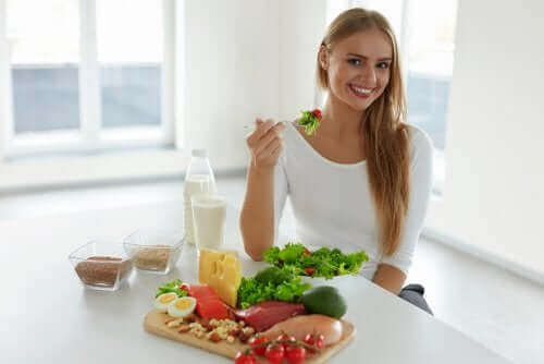 Kvinde spiser sund kost som en del af forebyggelse af hårtab