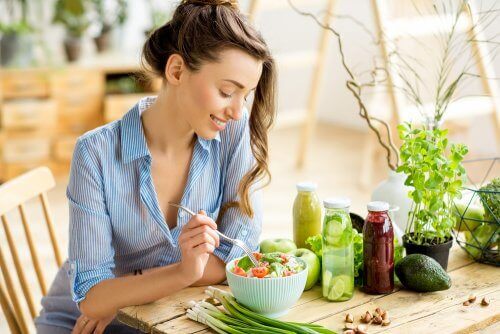 Kvinde spiser blandet salat