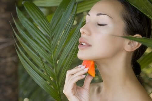 Kvinde med papaya i junglen