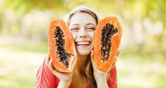 Pige smiler med papaya