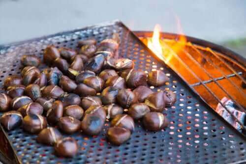 Ristede kastanjer er den mest traditionelle måde at tilberede disse nødder på i de fleste lande