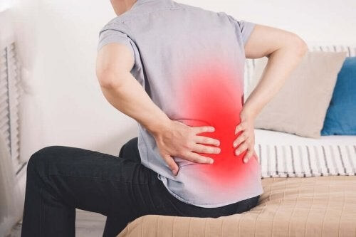 Mand oplever kraftige rygsmerter 