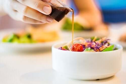 Fem opskrifter på kaloriefattig salatdressing