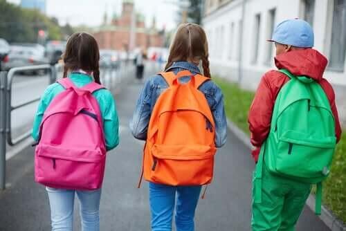 Skolebørn med farverige skoletasker 