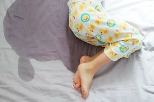 Barn tisser i seng grundet urininkontinens