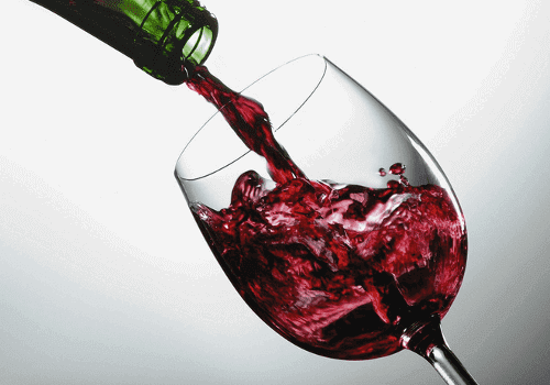 Rødvin hældes i glas og kan drikkes af mennesker med cøliaki