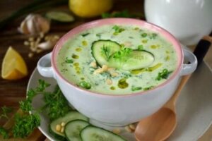 Agurk- og avocadosuppe med lavt kalorieindhold