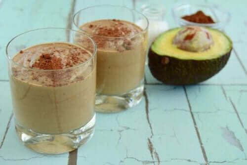 Denne cremede avocado- og chokolade dessert er en opskrift med avocado som vil overraske og glæde din familie