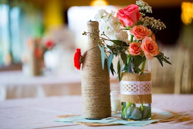 Flasker med reb og blomster