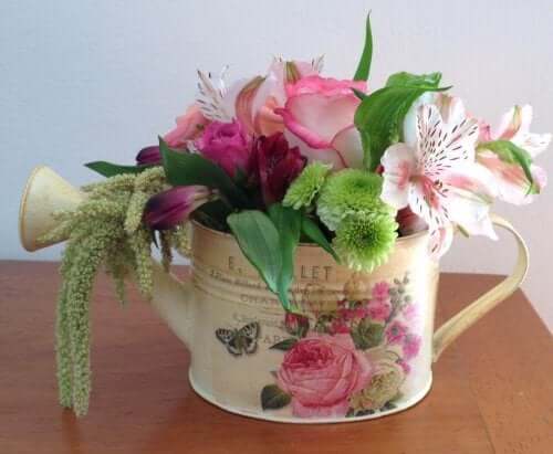 Vandkande med blomster i er smuk hjemmelavet bordpyny