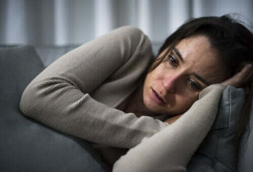 Kvinde på sofa har depression