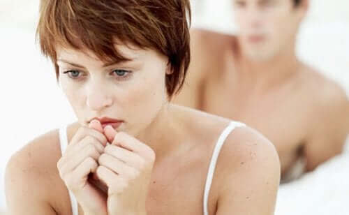 Seksuel dysfunktion hos kvinder illustreres af par i seng