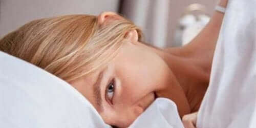 Glad kvinde efter tisseorgasme