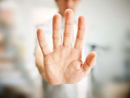 Hånd siger stop til kamera