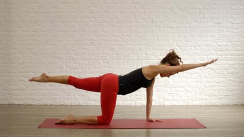 Kvinde laver øvelse for at styrke rygsøjlen