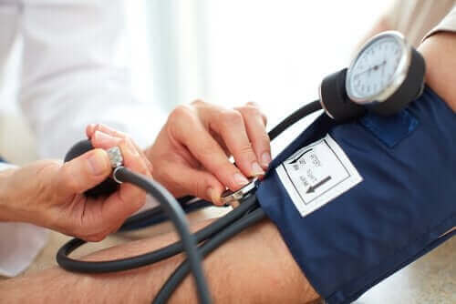 Person får målt blodtryk før behandling med kortikosteroider