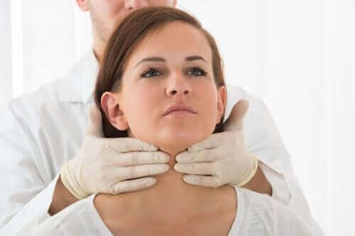 Læge tjekker kvindes hals