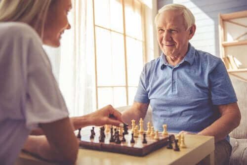 Personer spiller skak som del af behandlingen af posterior kortikal atrofi