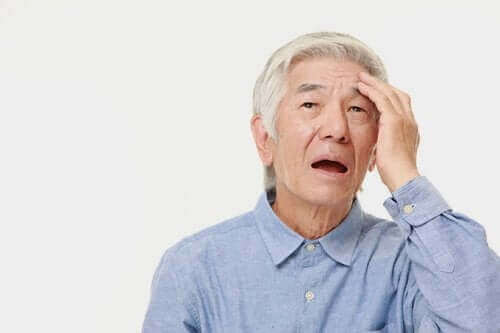 Mand med posterior kortikal atrofi tager sig til hovedet