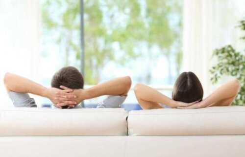 Par i sofa har valgt at blive i nattøjet hele dagen