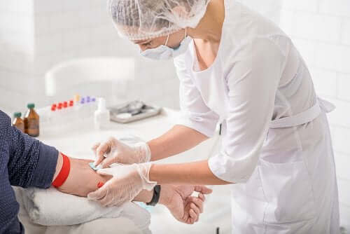 Kvinde tager patients blodprøve