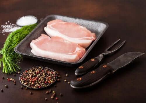 Brun først svinekammen ved høj temperatur, og sænk derefter varmen for at få et saftigt måltid