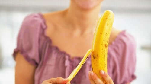 Kvinde skræller banan