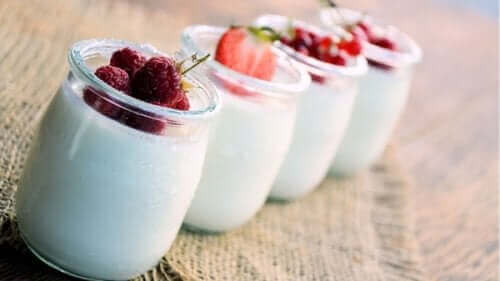 Kombiner fordelene ved yoghurt naturel med dine yndlingsfrugter og nyd en lækker snack