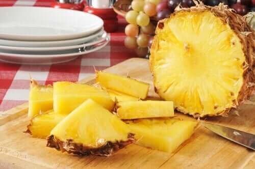 Ananas på skærebræt