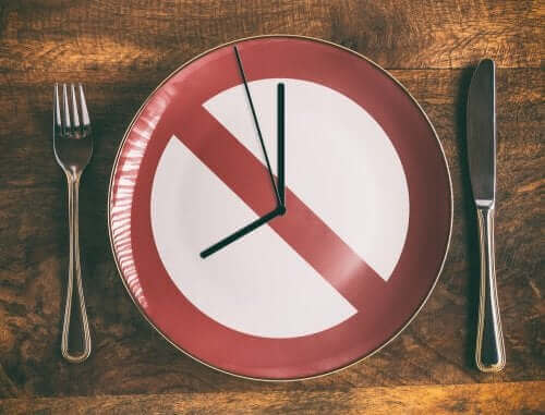 Tallerken med stoptegn og visere symboliserer kostfejl