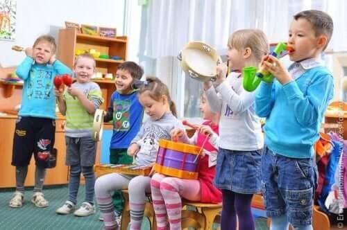 Børn spiller musik sammen